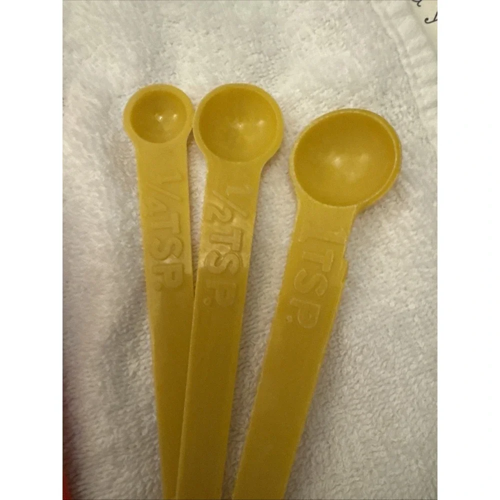 TUPPERWARE Vintage 12 Piece Lot-Pie Slicer, Scoops, and Measuring Spoons